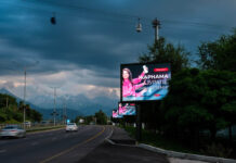 На улицах Алматы появились первые в стране рекламные трипл LED-экраны