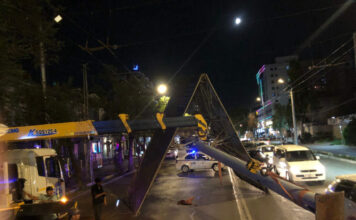 Кыргызские власти убрали сотни рекламных щитов в стране