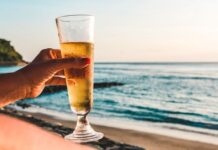 Производитель пива для продвижения бренда дарит свою продукцию отдыхающим на испанских пляжах