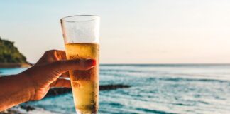 Производитель пива для продвижения бренда дарит свою продукцию отдыхающим на испанских пляжах