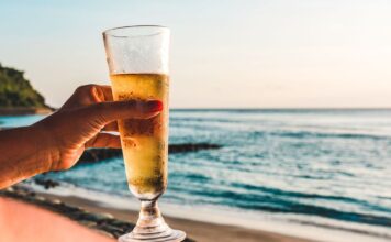 Производитель пива для продвижения бренда дарит свою продукцию отдыхающим на испанских пляжах