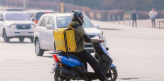 За таксистов и курьеров пенсионные взносы будут платить операторы интернет-платформ