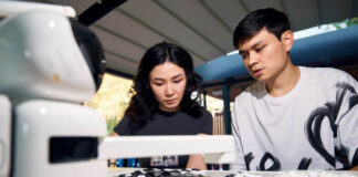 В центр Алматы приехали роботы, с которыми можно будет сразиться в турнире по игре в Го