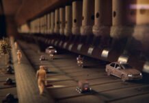 Автомобили внутри рояля, кюй в 4 руки, струны из кишок и голос Тома Харди в рекламе Bereke Business