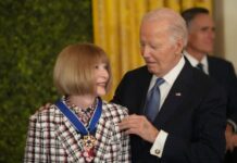 Анна Винтур получила высшую гражданскую награду США