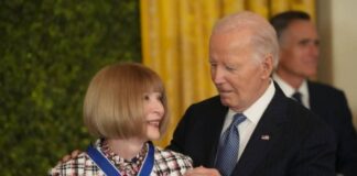 Анна Винтур получила высшую гражданскую награду США