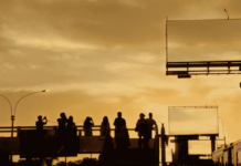 Corona заменила рекламу на билбордах на закаты в Лиме, чтобы подарить водителям моменты спокойствия