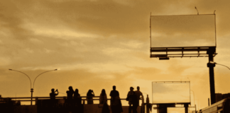 Corona заменила рекламу на билбордах на закаты в Лиме, чтобы подарить водителям моменты спокойствия