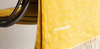 McDonald’s в Испании дарит вторую жизнь униформе работников, превращая ее в пледы