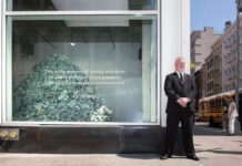 The Ordinary заполонил витрину купюрами, демонстрируя расходы на селебрити-маркетинг