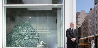 The Ordinary заполонил витрину купюрами, демонстрируя расходы на селебрити-маркетинг