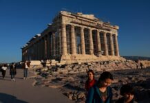 Греция собирается судиться с Adidas из-за рекламы, снятой около Акрополя