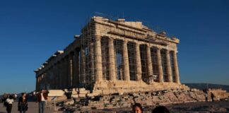 Греция собирается судиться с Adidas из-за рекламы, снятой около Акрополя