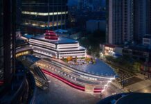 Louis Vuitton представил в Шанхае музей-корабль, построенный из гигантских сундуков