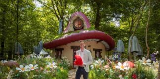 Airbnb предложила туристам прожить один день как смурфик