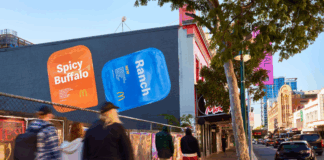 Креативщики наклеили крышки от соусов McDonald’s прямо на стены домов Австралии