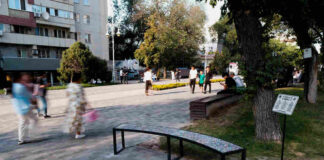 Скамейка из 14 000 крышек: RTS Decaux установили первую скамейку из переработанного пластика в Алматы