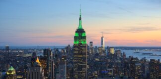 Нью-Йорк подал в суд на технологических гигантов из-за влияния соцсетей на психическое здоровье подростков