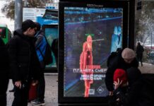 “Хищник” на остановке: RTS Decaux оживила городскую рекламу