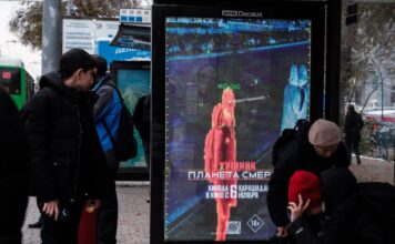 “Хищник” на остановке: RTS Decaux оживила городскую рекламу