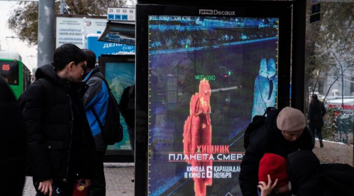 “Хищник” на остановке: RTS Decaux оживила городскую рекламу