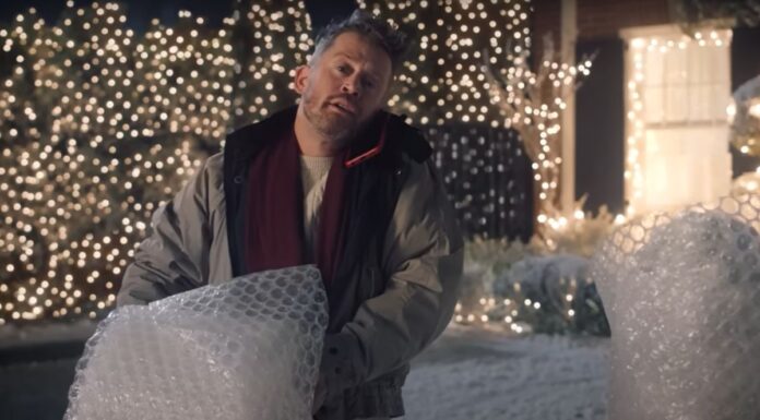 35 лет спустя: герой фильма «Один дома» вновь защищает дом — теперь ради мамы