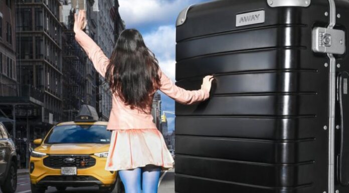 Осязаемый сторителлинг против ИИ: Away выпустил восьмифутовый чемодан в рамках новой кампании