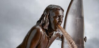 Грязная вода как медиастратегия: Channel 4 установил провокационный фонтан в центре Лондона