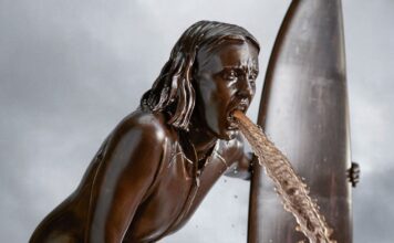 Грязная вода как медиастратегия: Channel 4 установил провокационный фонтан в центре Лондона