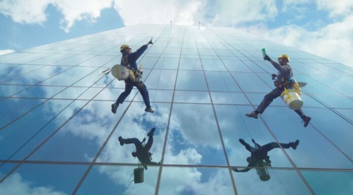 Pringles запускает «Pass the Pringles»: акробаты на небоскребе и европейский охват