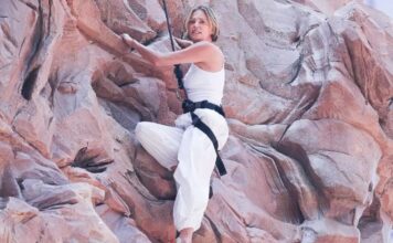 Шарлиз Терон объявила о релизе Apex с билборда на Таймс-сквер