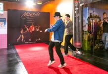 Новый рекорд Казахстанской Книги рекордов: в Алматы танцор прошел 2 км лунной походкой