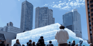 Лед, хайп и хаос: Дрейк превратил релиз альбома в городской перформанс