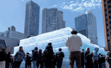 Лед, хайп и хаос: Дрейк превратил релиз альбома в городской перформанс