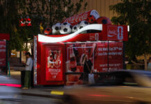 Как Coca-Cola трансформирует городскую среду через доминирующее OOH-присутствие