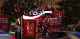 Как Coca-Cola трансформирует городскую среду через доминирующее OOH-присутствие