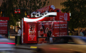 Как Coca-Cola трансформирует городскую среду через доминирующее OOH-присутствие