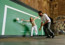 Carlsberg превратила рекламные плакаты в футбольные ворота