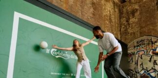 Carlsberg превратила рекламные плакаты в футбольные ворота