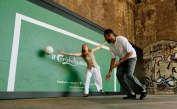 Carlsberg превратила рекламные плакаты в футбольные ворота