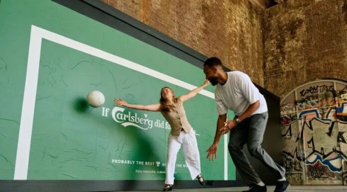 Carlsberg превратила рекламные плакаты в футбольные ворота