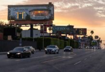 Netflix поместил человека в рекламный щит для продвижения нового фильма
