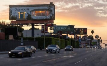 Netflix поместил человека в рекламный щит для продвижения нового фильма