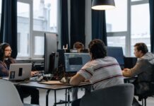 Маркетологов заставляют использовать ИИ, но не учат с ним работать