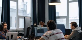 Маркетологов заставляют использовать ИИ, но не учат с ним работать