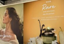 Роллербол вышел в город: новая наружная реклама Rare Beauty в Нью-Йорке