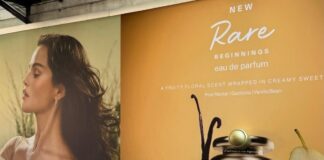 Роллербол вышел в город: новая наружная реклама Rare Beauty в Нью-Йорке