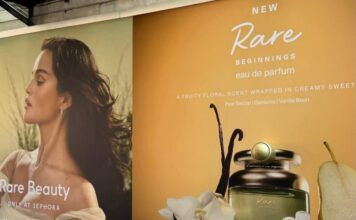 Роллербол вышел в город: новая наружная реклама Rare Beauty в Нью-Йорке