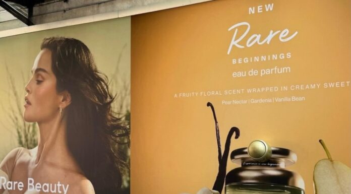 Роллербол вышел в город: новая наружная реклама Rare Beauty в Нью-Йорке