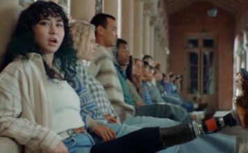«Ничем не примечательная» реклама Apple получила «Эмми»